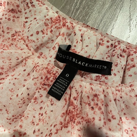 White with red-blush design pattern sleeveless blouse - Picture 2 of 3